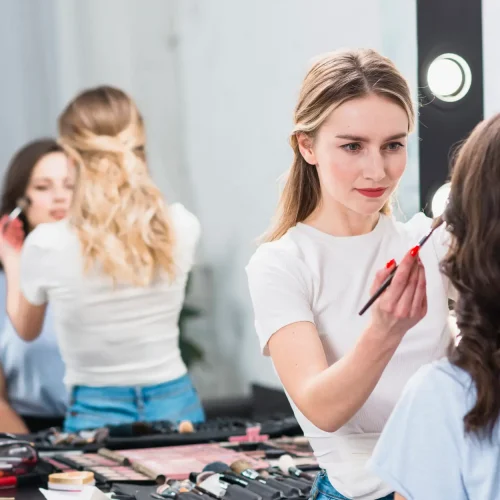 visagiste-creating-professional-makeup-woman-studio